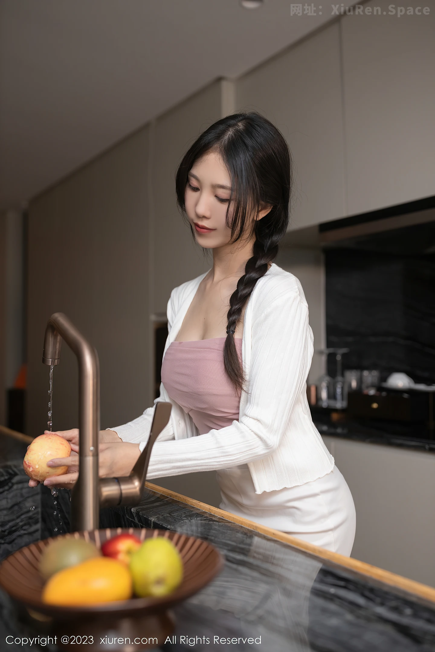 图片[3]-[XiuRen秀人网]2023.04.26 NO.6643 利世 白色短裙与粉色抹胸内衣加灰丝美腿性感私房写真集-秀人网官方网站